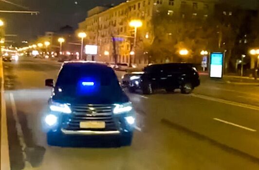 Полиция взялась за лихачей, устроивших гонки на "Лексусах" у здания Минобороны