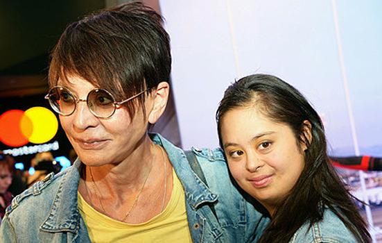 Рассказавшая о раке особенной дочери Хакамада: "Если день прожит, то и хорошо"