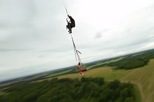 Экстремал Александр Орлов поднял в небо воздушную гимнастку над Новосибирском
