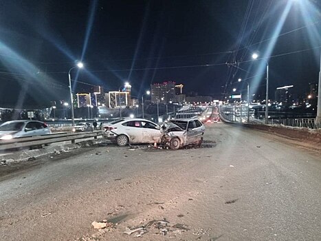 В Новосибирске в ДТП на Октябрьском мосту погиб 24-летний водитель ВАЗ-2114