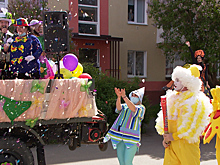 Радость с доставкой на дом: в Гурьевске для детей устроили выездной праздник