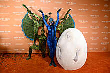 Супермодель Хайди Клум с мужем сняли в образах павлина и яйца