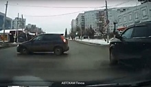 Автоледи пошла на странный разворот и попала на видео