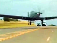 Самолет чуть не врезался в Tesla на трассе в США