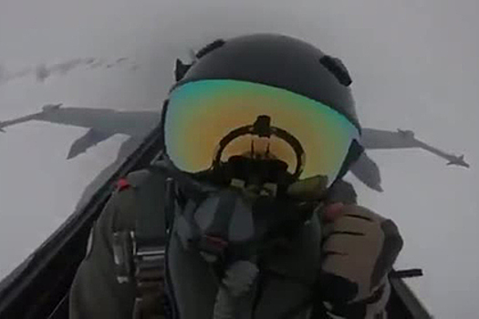 Удар молнией по F/A-18 попал в ролик