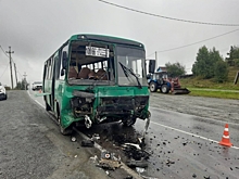 В свердловском городе легковушка влетела в пассажирский автобус