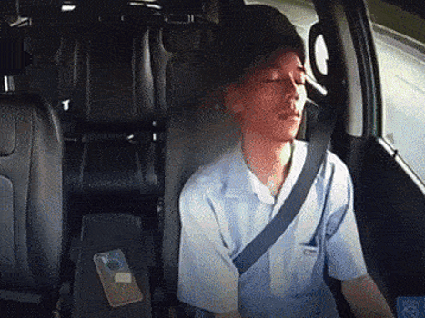 Таксист спал за рулем целую минуту и чудом никого не протаранил