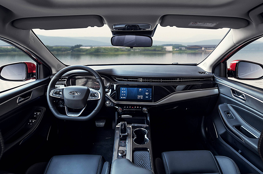 В нашей стране появятся машины китайского производства с бензиновым атмосферным мотором объёмом 1,5 литра (113 лошадиных сил, 138 Нм) и вариатором. Передняя подвеска — стойки McPherson, задняя — полузависимая балка