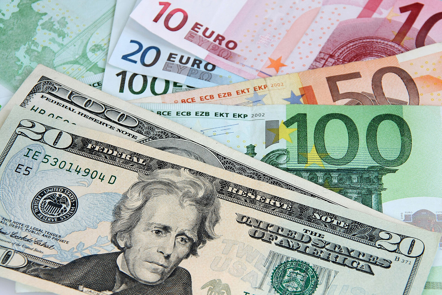 В Минфине назвали альтернативные доллару и евро валюты