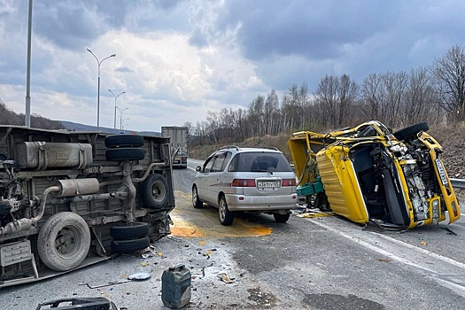 В Приморье в ДТП перевернулось сразу три грузовика