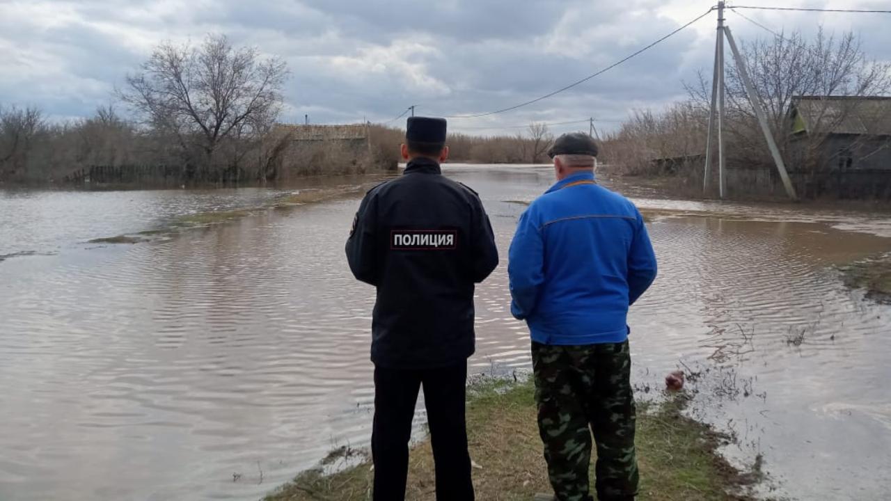 В Оренбургской области сотрудники полиции продолжают нести службу в зонах подтопления