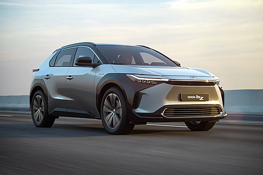 Солнечные батареи на крыше и футуристичный интерьер: Toyota официально представила электрический аналог RAV4