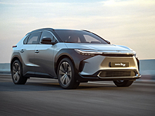 Солнечные батареи на крыше и футуристичный интерьер: Toyota официально представила электрический аналог RAV4