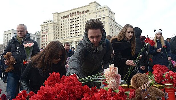 Собянин возложил цветы на Манежной площади в память о погибших в Кемерово