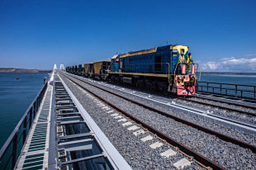 Доставленные в Крым новые локомотивы сняли на видео