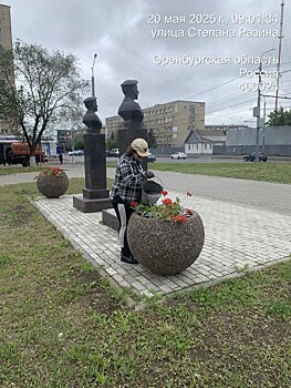 Оренбургские коммунальщики продолжают приводить в порядок городские улицы и скверы