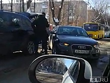 На Первомайской женщина на иномарке устроила ДТП, из-за которого улица встала в глухую пробку