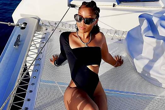 Известная певица в купальнике снялась в откровенных позах на яхте