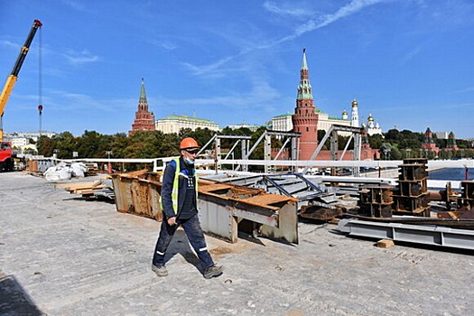 На Большом Каменном мосту начали укладывать асфальт