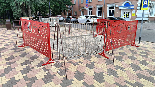 Рабочие внезапно вырвали новую плитку на отремонтированной улице Весенней в Кемерове