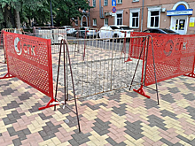 Рабочие внезапно вырвали новую плитку на отремонтированной улице Весенней в Кемерове