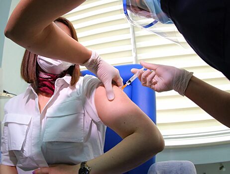 Израиль вышел на первое место по вакцинации