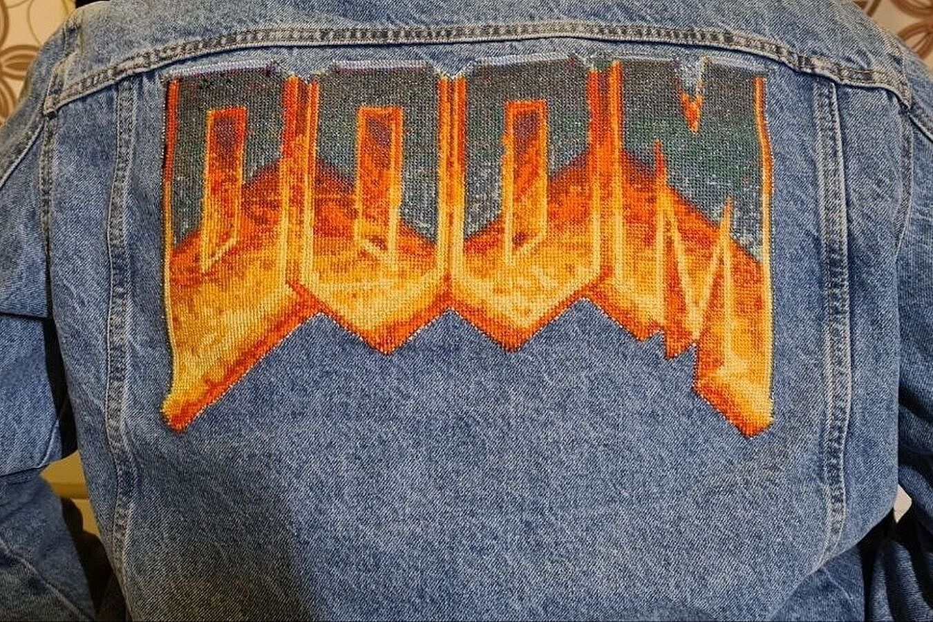 Жена вышила логотип культовой DOOM на джинсовке мужа