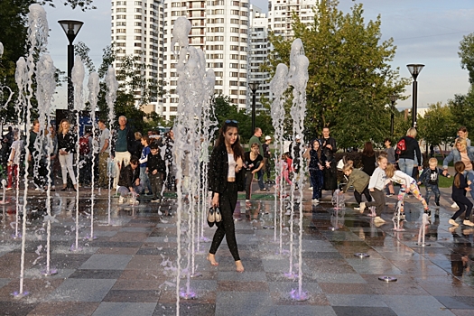 В парке 70-летия Победы в Черемушках запустили сухой фонтан с подсветкой