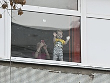 Петербуржцев призвали следить за детьми и ставить фиксаторы на окна