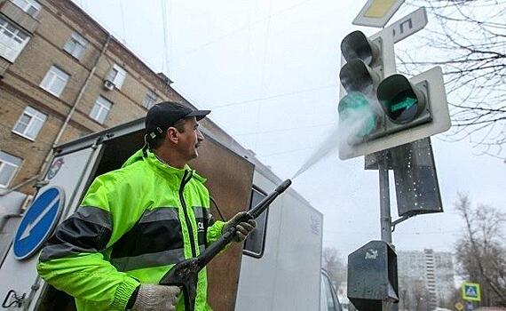 Светофоры и дорожные знаки в Хорошево-Мневников очистят от пыли и грязи