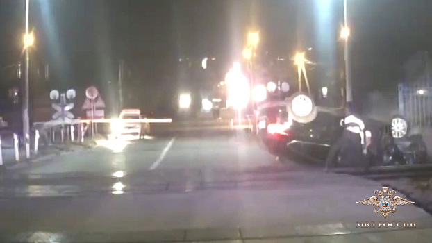 Уходя от погони, нарушитель ПДД едва не погиб на железнодорожном переезде