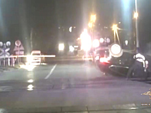 Уходя от погони, нарушитель ПДД едва не погиб на железнодорожном переезде