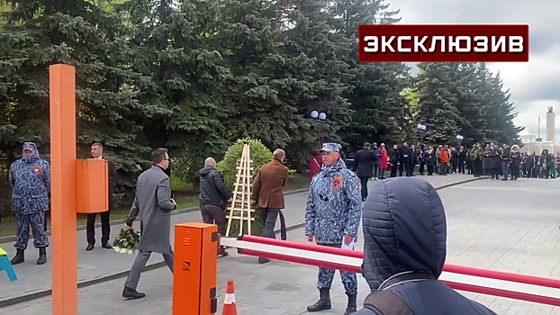 Люди собираются на прощание с Юдашкиным на Троекуровском кладбище