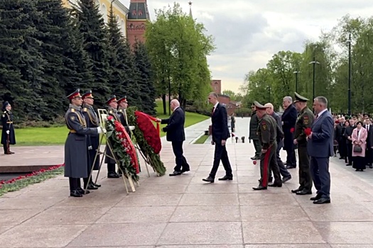 Венок от посольства Беларуси возложен к Могиле Неизвестного Солдата