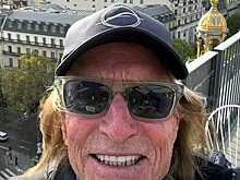 Новый цвет волос 78-летнего Майкла Дугласа вызвал споры в сети