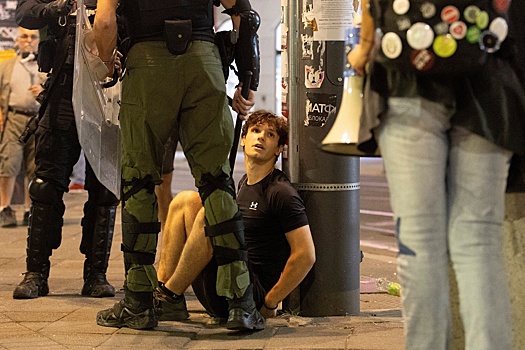 В Сербии протестующие разгромили офис правящей партии