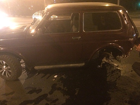 В Саратове от удара у "Нивы" отлетело колесо