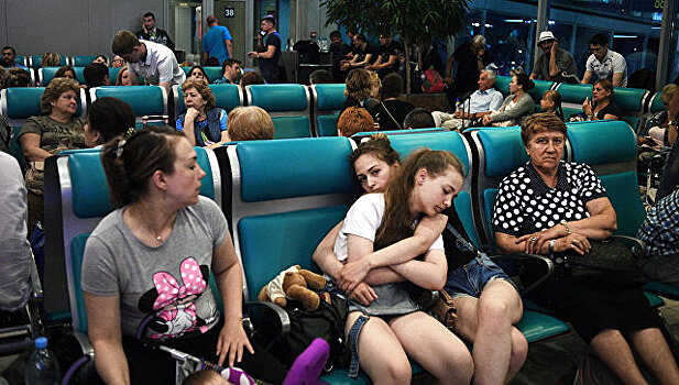 В московских аэропортах запретили лежать на креслах