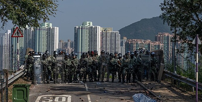 Полиция Гонконга применила слезоточивый газ у Политехнического университета
