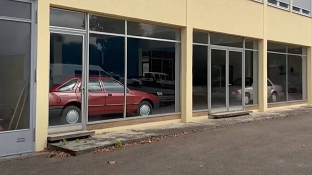 Заброшенный дилерский центр Ford с прекрасно сохранившимися автомобилями 80-х годов