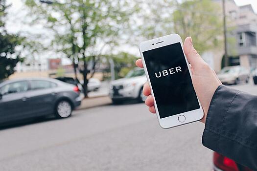 Uber приостановил работу в Брюсселе. Таксистам запретили телефоны за рулём