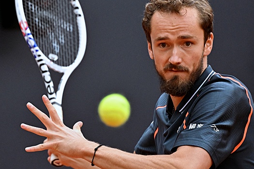 Теннисист Медведев пока выигрывает, но критикует мячи на турнире ATP в Шанхае