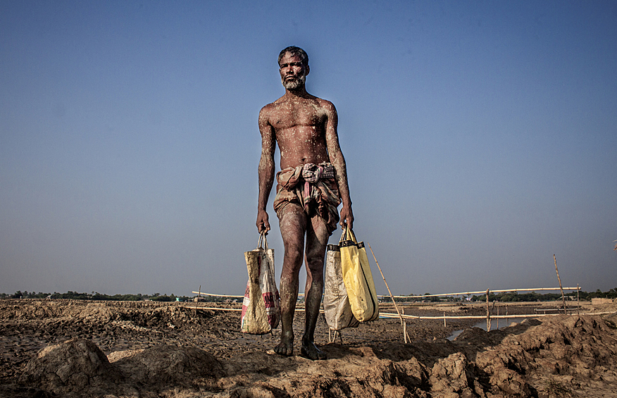 Поиск крабов в Бангладеш. Из-за высокого содержания соли почва стала непригодна для сельского хозяйства.