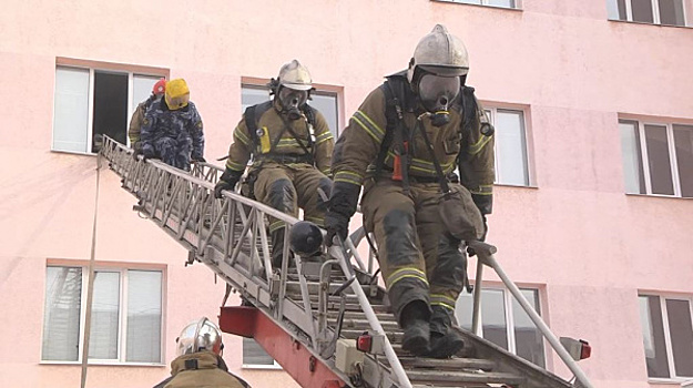 Участники пожарно-тактических учений эвакуировали 358 человек из условно горящего самарского вуза