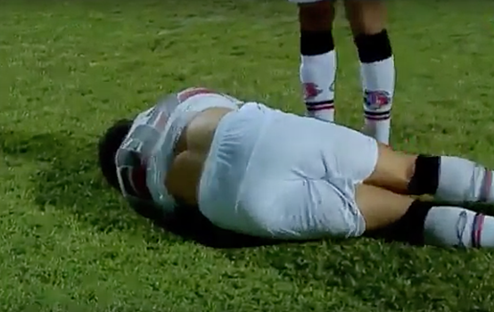 Болезненное сальто футболиста из Бразилии попало на видео