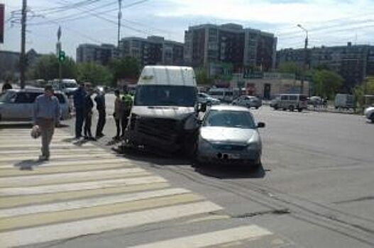 Водитель и пассажиры маршрутки пострадали в ДТП с «Ладой» в Челябинске