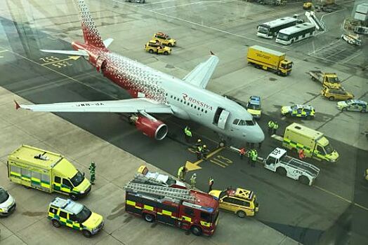 Самолет «России» наехал на сотрудника аэропорта в Лондоне