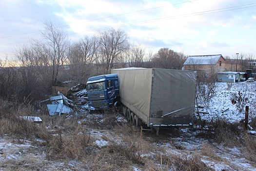 На трассе в Самарской области грузовик пробил забор на дачном участке