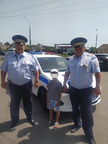 В Курской области автоинспекторы вернули домой ребёнка, который шёл один по обочине дороги