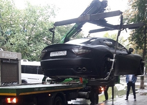 Из центра Ростова эвакуировали припаркованный на тротуаре Maserati